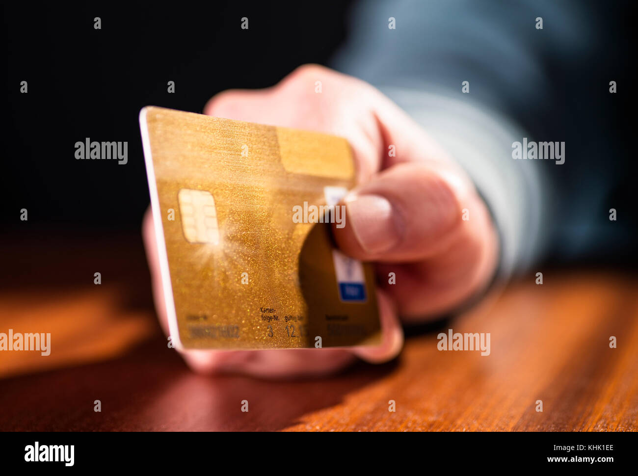 Primo piano di una mano con un golden carta di credito Foto Stock
