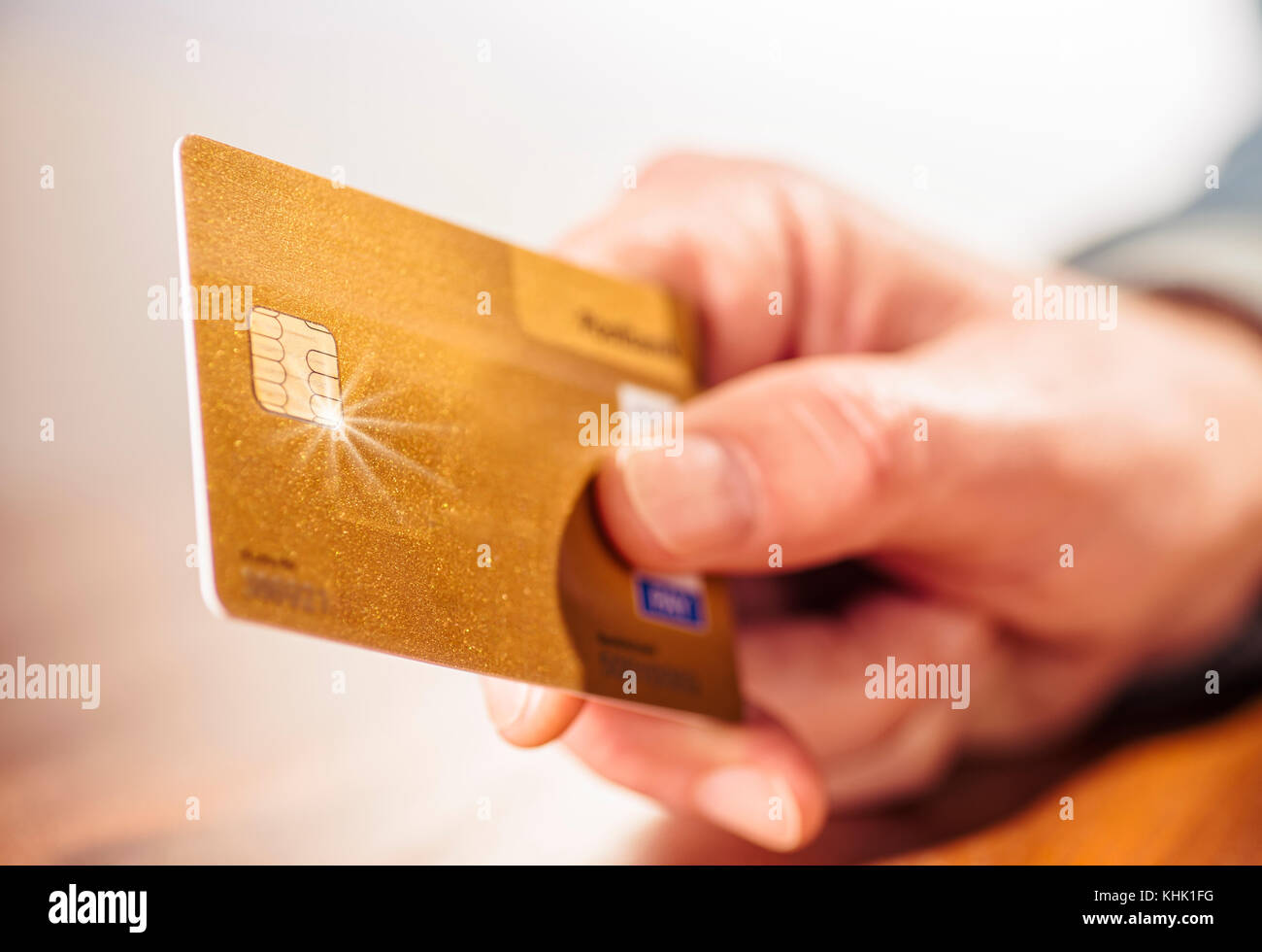 Primo piano di una mano con un golden carta di credito Foto Stock