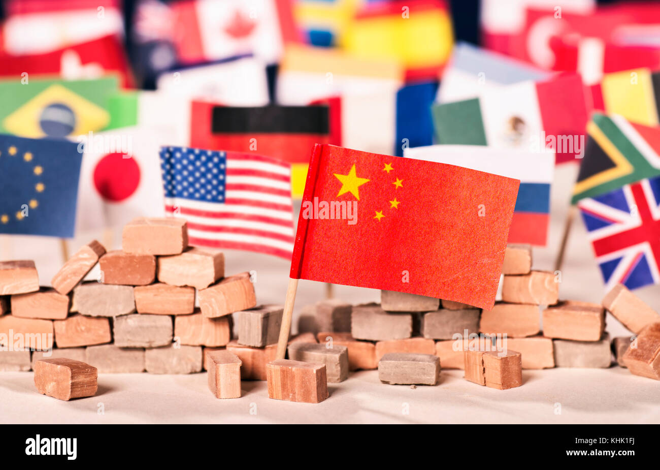 Bandiera della Cina davanti alle bandiere di molti altri paesi come simbolo del suo potere economico e politico Foto Stock