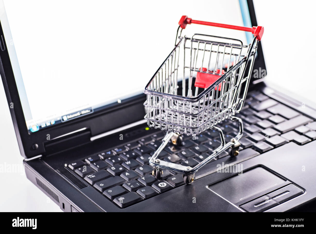Carrello spesa permanente sulla tastiera di un computer. Foto Stock