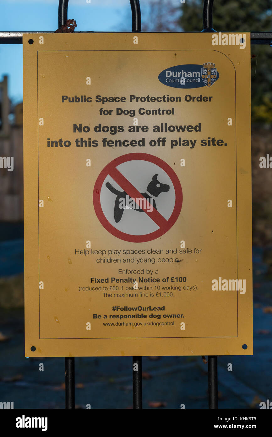La Contea di Durham Consiglio comunicazione ufficiale dello spazio pubblico ordine di protezione Divieto cani provenienti da un'area di gioco, con penalità per i dettagli enfringement Foto Stock