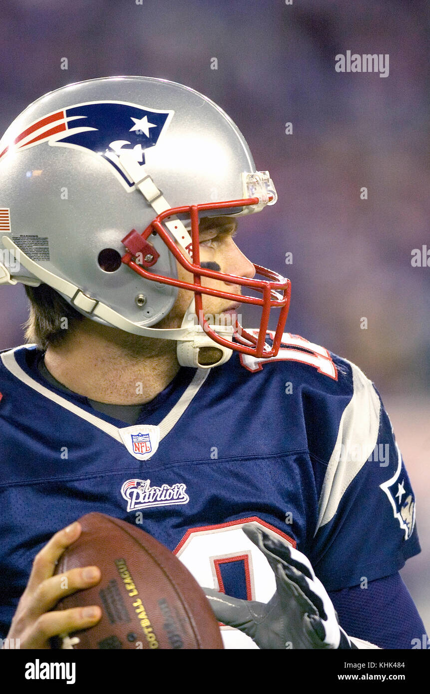 New England Patriot Quaraterback Tom Brady (12) riscaldamento fino a margine - Foxboro, MA, Stati Uniti d'America Foto Stock