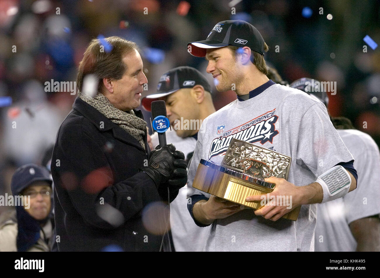 New Englad Patriot Quarterback Tom Brady detiene il campionato AFC trofeo durante un postgame intervista televisiva. Foto Stock