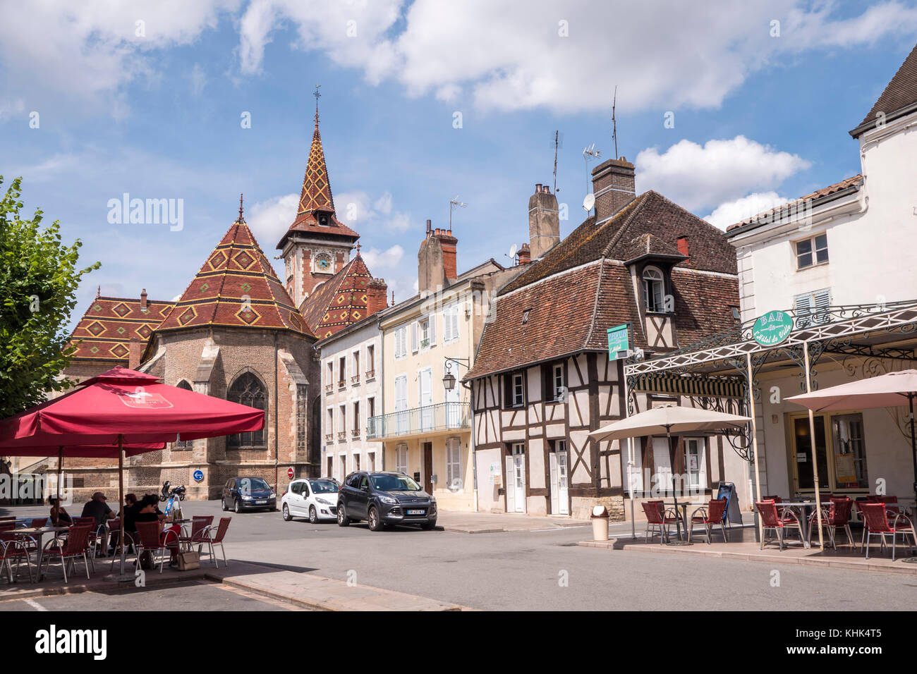 Louhans quadrato con tetto della chiesa St Pierre de Louhans Louhans Saône-et-Loire Bourgogne-Franche-Comte Francia Foto Stock