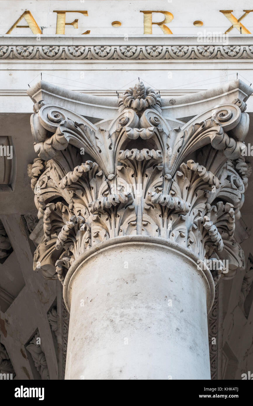 Deatil di intricate murature presso il Royal Exchange edificio nel quartiere finanziario della City di Londra, Inghilterra. Foto Stock