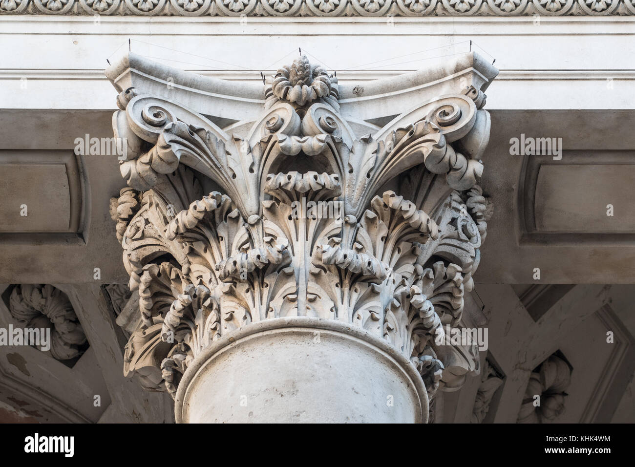 Deatil di intricate murature presso il Royal Exchange edificio nel quartiere finanziario della City di Londra, Inghilterra. Foto Stock