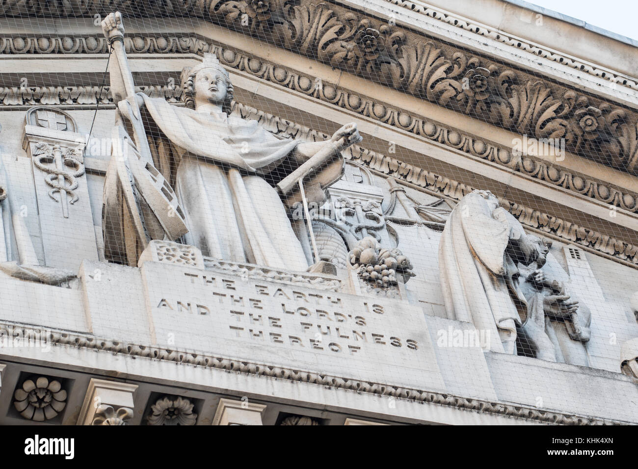 Deatil di intricate murature presso il Royal Exchange edificio nel quartiere finanziario della City di Londra, Inghilterra. Foto Stock