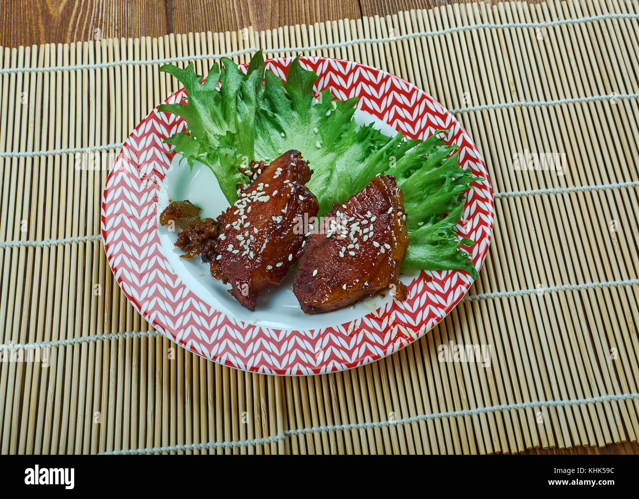 Cibo asiatico tabella con vari tipi di cucina cinese e, tagliatelle, pollo,  maiale manzo, minestra acida, riso, involtini primavera, sushi, gamberi e  molti altri. Servita Foto stock - Alamy