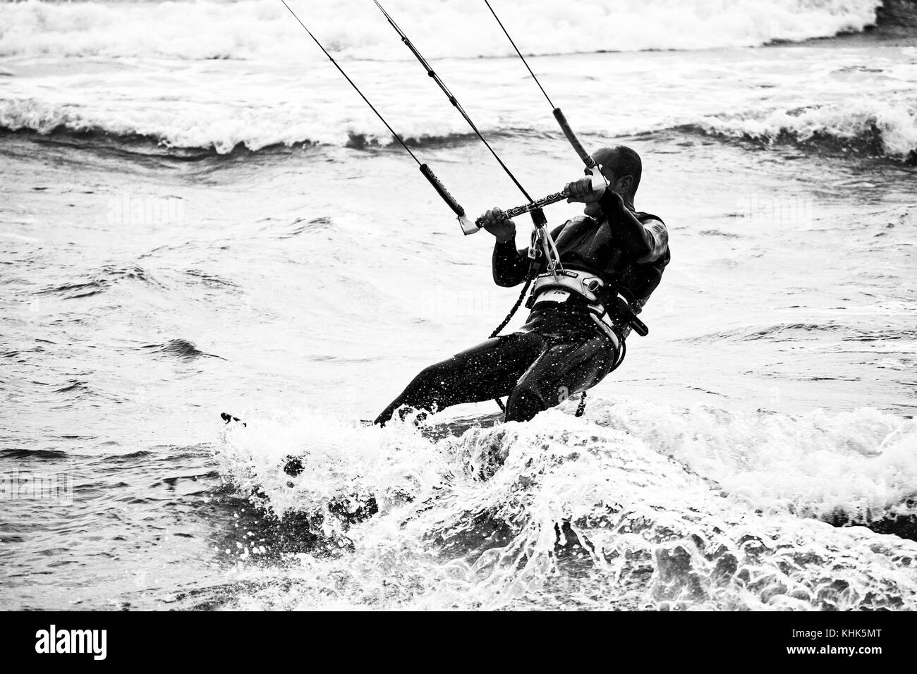 Un kite surfer Cavalca le onde Foto Stock