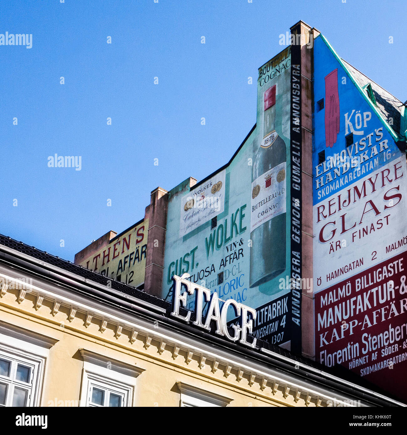 Pubblicità vintage sui tetti di Stortorget, una grande piazza nel centro di Malmo, Svezia Foto Stock