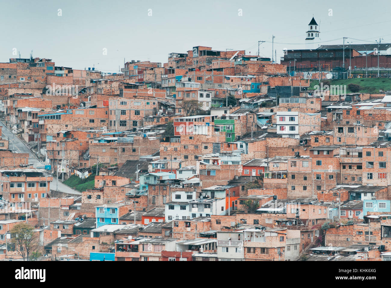 Guardando le case di terracotta sulla collina del quartiere di Las Colinas, un quartiere di Bogotá, Colombia Foto Stock