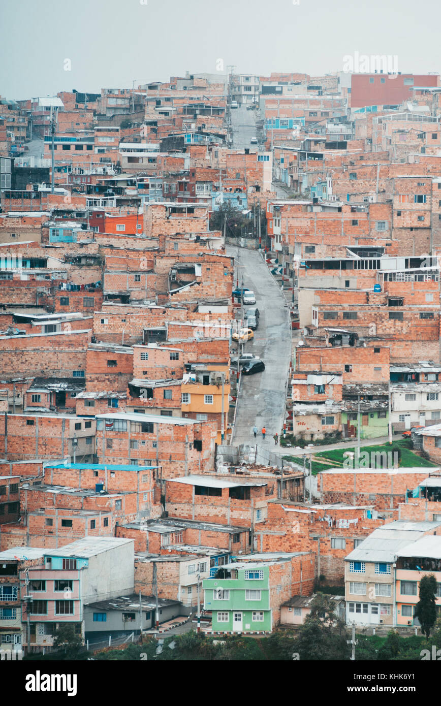 Guardando le case di terracotta sulla collina del quartiere di Las Colinas, un quartiere di Bogotá, Colombia Foto Stock