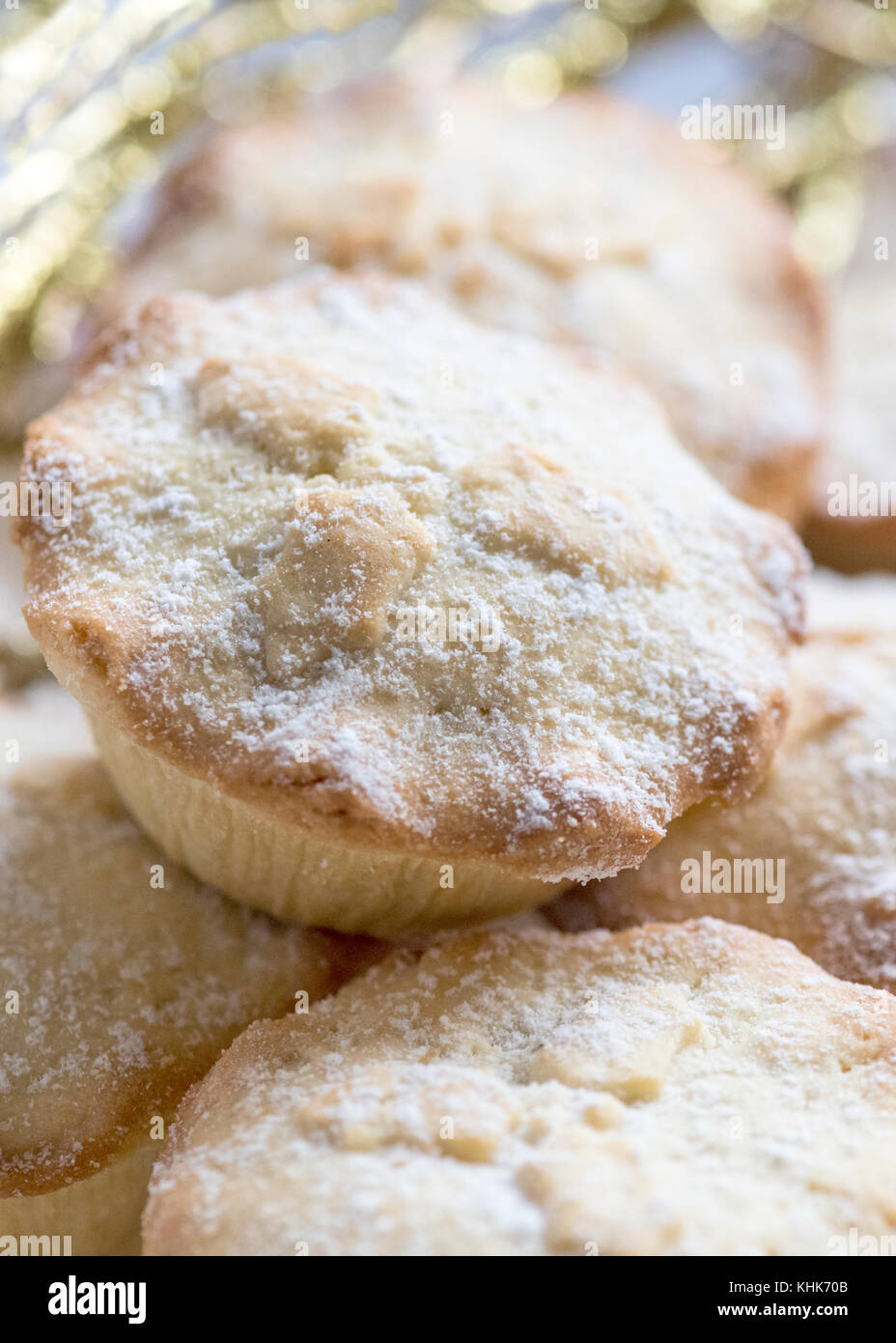 Tradizionale natale britannico pasticci di carne macinata girato nel fuoco selettivo per la festa di Natale poster, menu o ricette bokeh sfondo per uso di copia o lo spazio Foto Stock