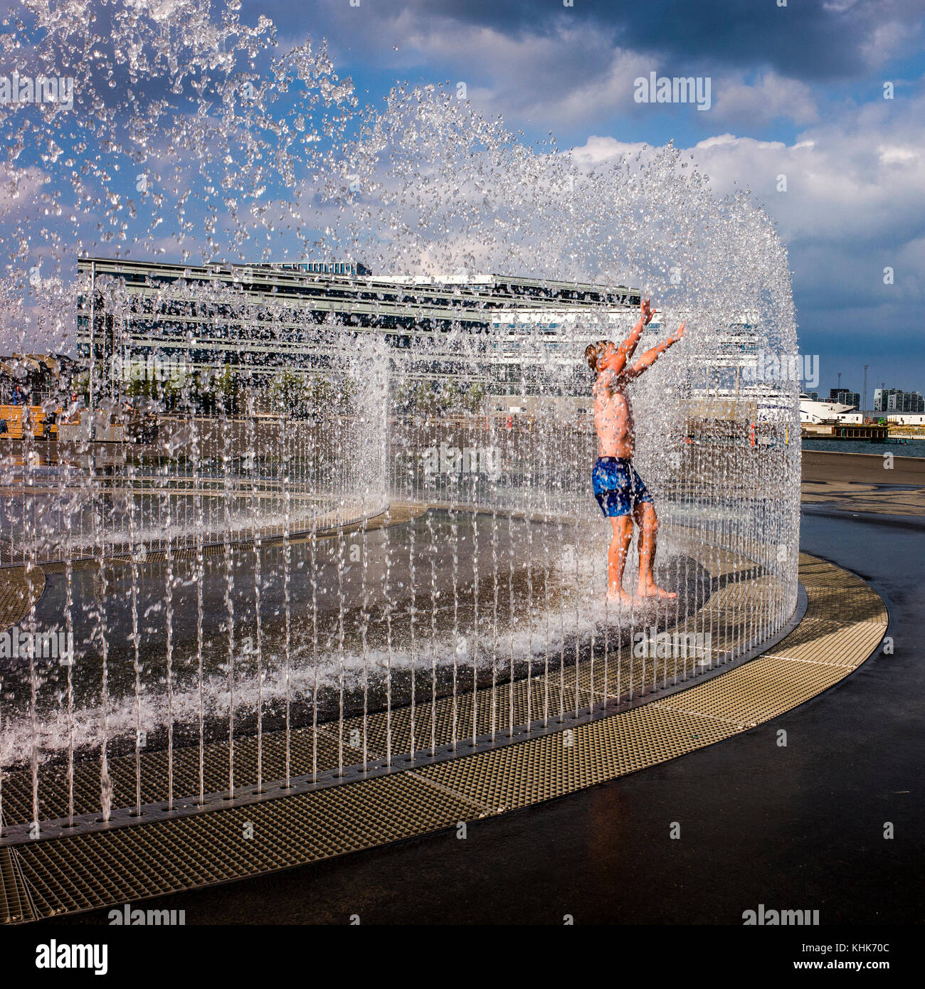 I bambini che giocano nell'installazione di Endless Connection dell'artista Jeppe Hein, nel porto di Aarhus Foto Stock