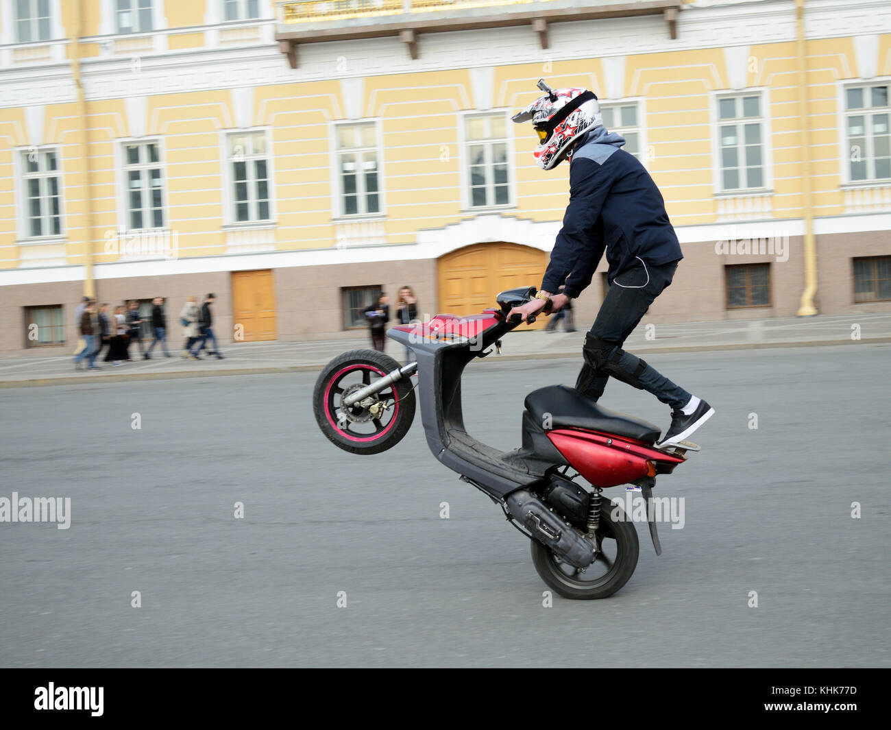 Driver avventato sullo scooter esegue complesso e pericoloso stunt Foto  stock - Alamy