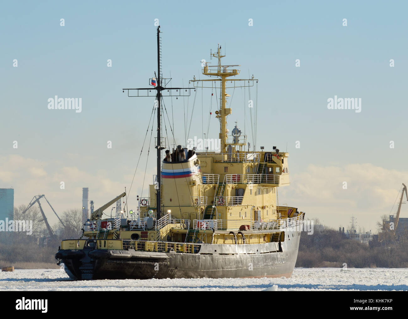 La potente attività rompighiaccio rompe il ghiaccio ,liberando il percorso per le navi. Foto Stock