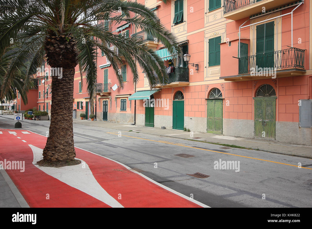 Splendidamente vivacemente colorato lungomare Case in Liguria Italia Foto Stock