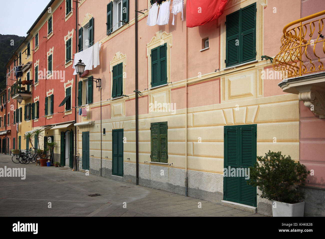 Splendidamente vivacemente colorato lungomare Case in Liguria Italia Foto Stock
