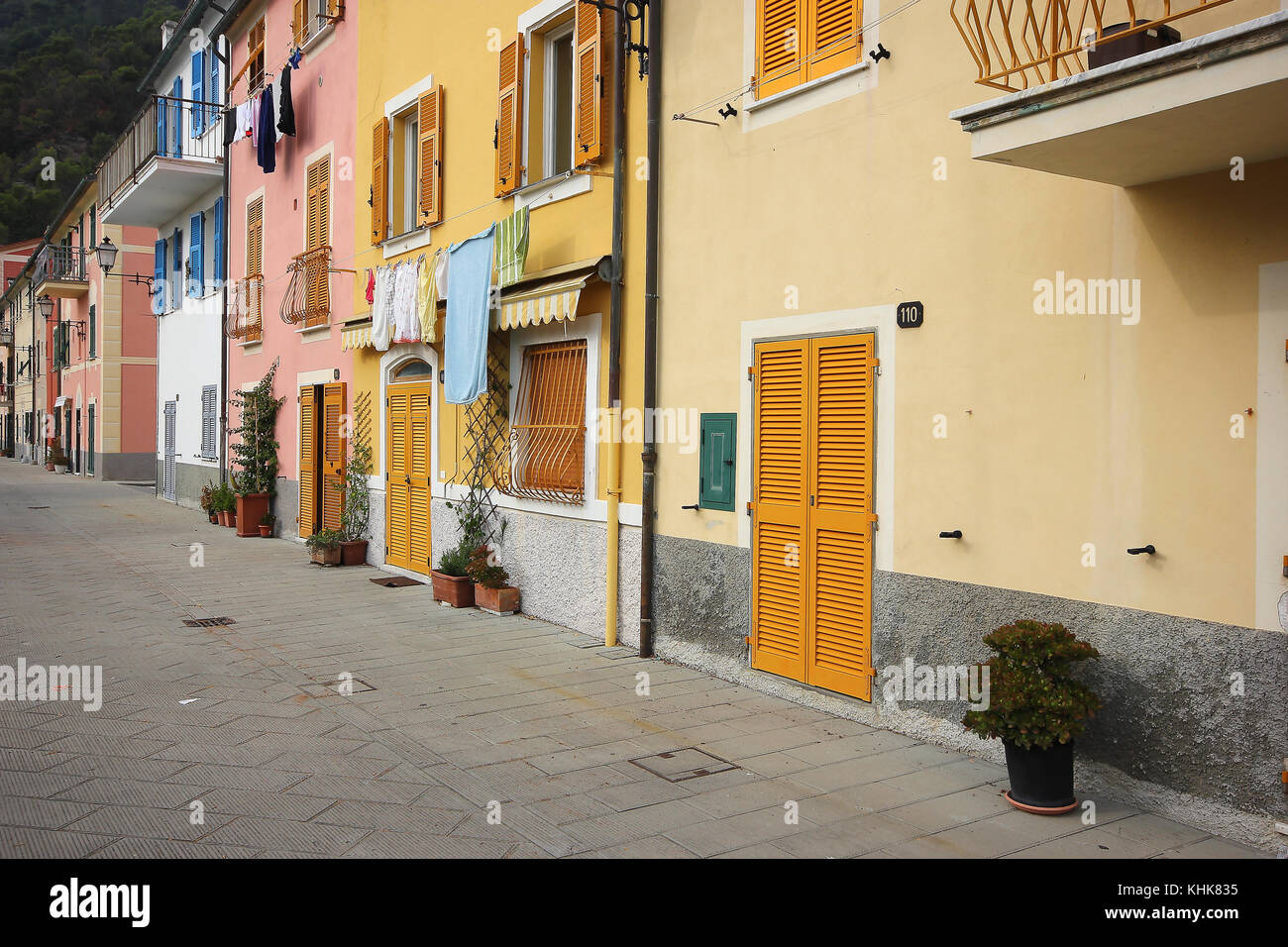 Splendidamente vivacemente colorato lungomare Case in Liguria Italia Foto Stock