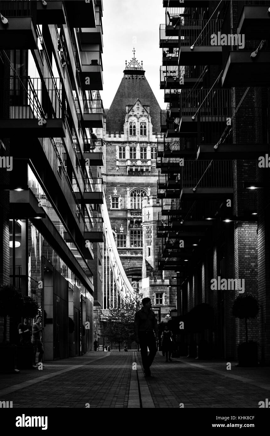 Tower Bridge ha girato inbetwwen Buildings, Londra, Inghilterra, Regno Unito Foto Stock