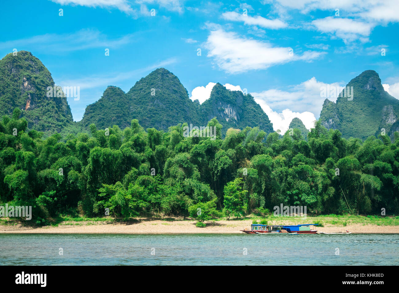 Paesaggio di montagna con barca blu, il fiume li, Guilin, Cina Foto Stock