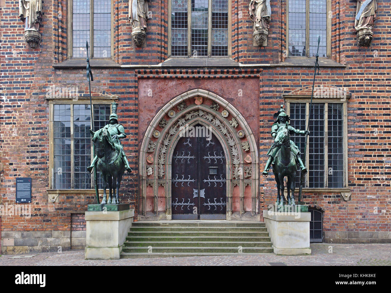 Brema, Germania - 7 novembre 2017 - ingresso laterale al municipio storico con due statue metalliche di cavalieri montati Foto Stock