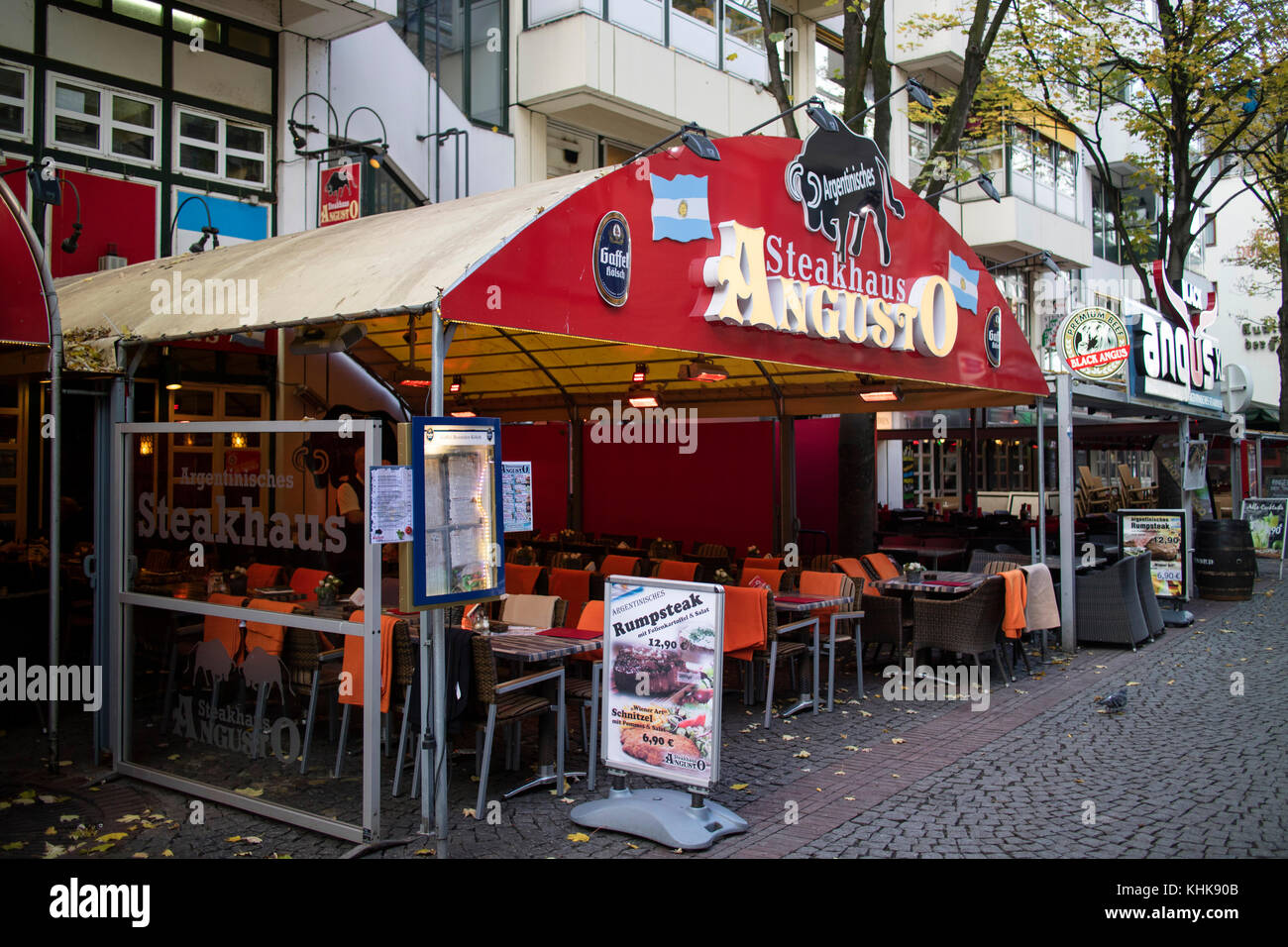 Bar e ristoranti di Colonia e centrale quartiere della città e la più grande città in lo Stato federale tedesco della Renania settentrionale-Vestfalia in Germania, Europa Foto Stock
