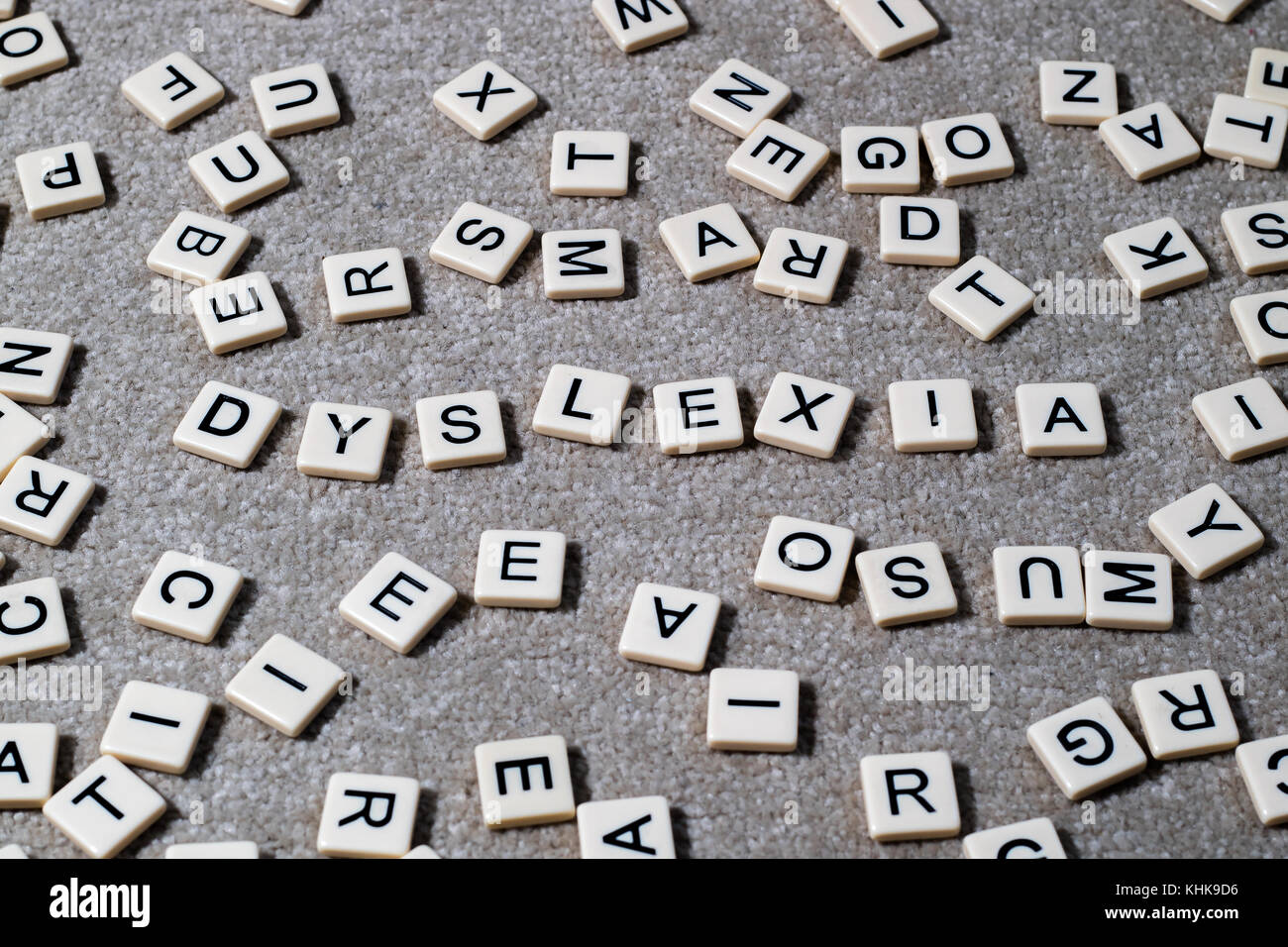 La dislessia sillabato su stile di scrabble letterati piastrelle tra una ridda di altre lettere. Foto Stock