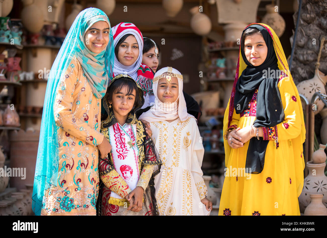 Omani ragazze vestite nei tradizionali abiti colorati in un mercato Foto Stock