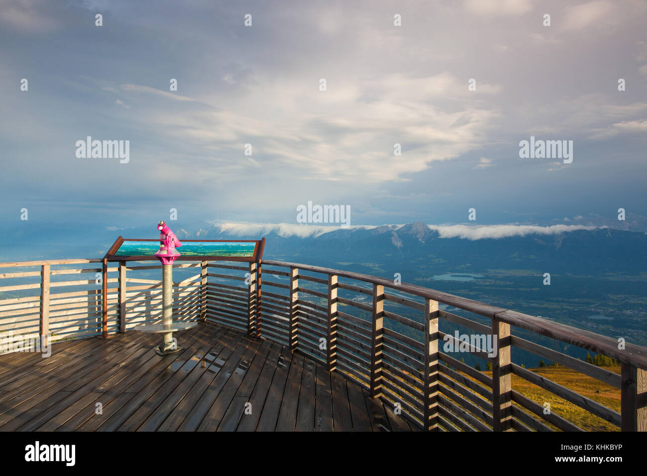 Incredibile mattina nelle Alpi Carniche in Austria.bella vista dalla torre sulla Slovenia montagne. Foto Stock
