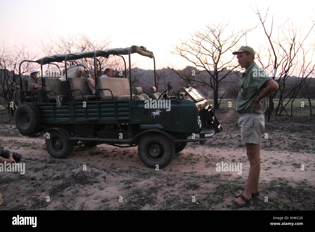 Parco di Matobo, dello Zimbabwe - 17 Ottobre 2011: guida al gioco, Ian Harmer sorge dal suo landrover durante il white rhino tour di tracking in Matobo National Park. Credito: David Mbiyu/Alamy Live News Foto Stock