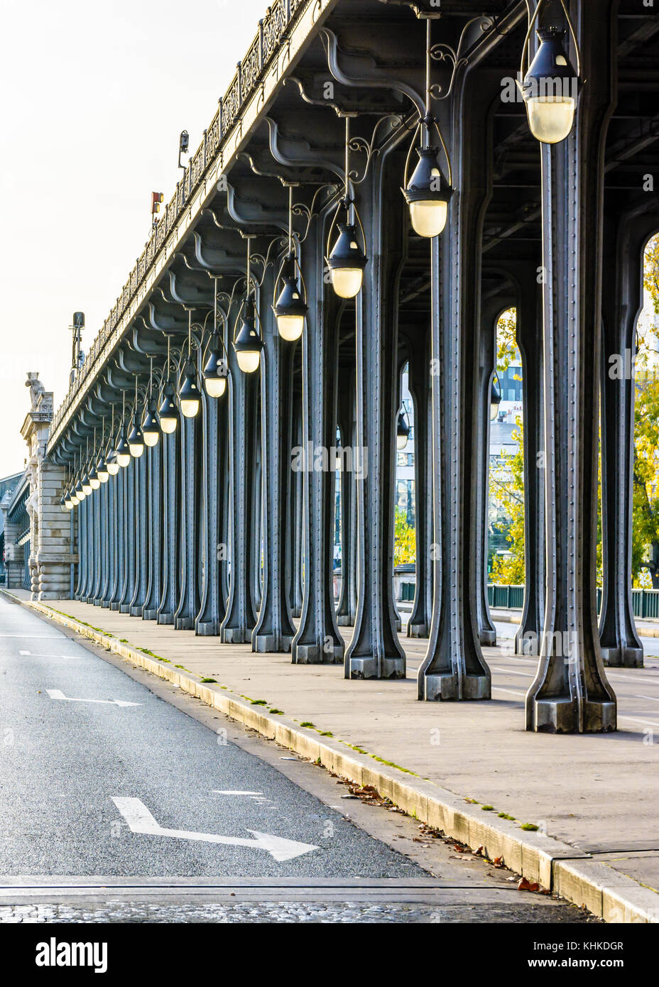 Allineamento dei perni in metallo e art deco le luci di strada di Bir Hakeim-ponte di Parigi. Foto Stock