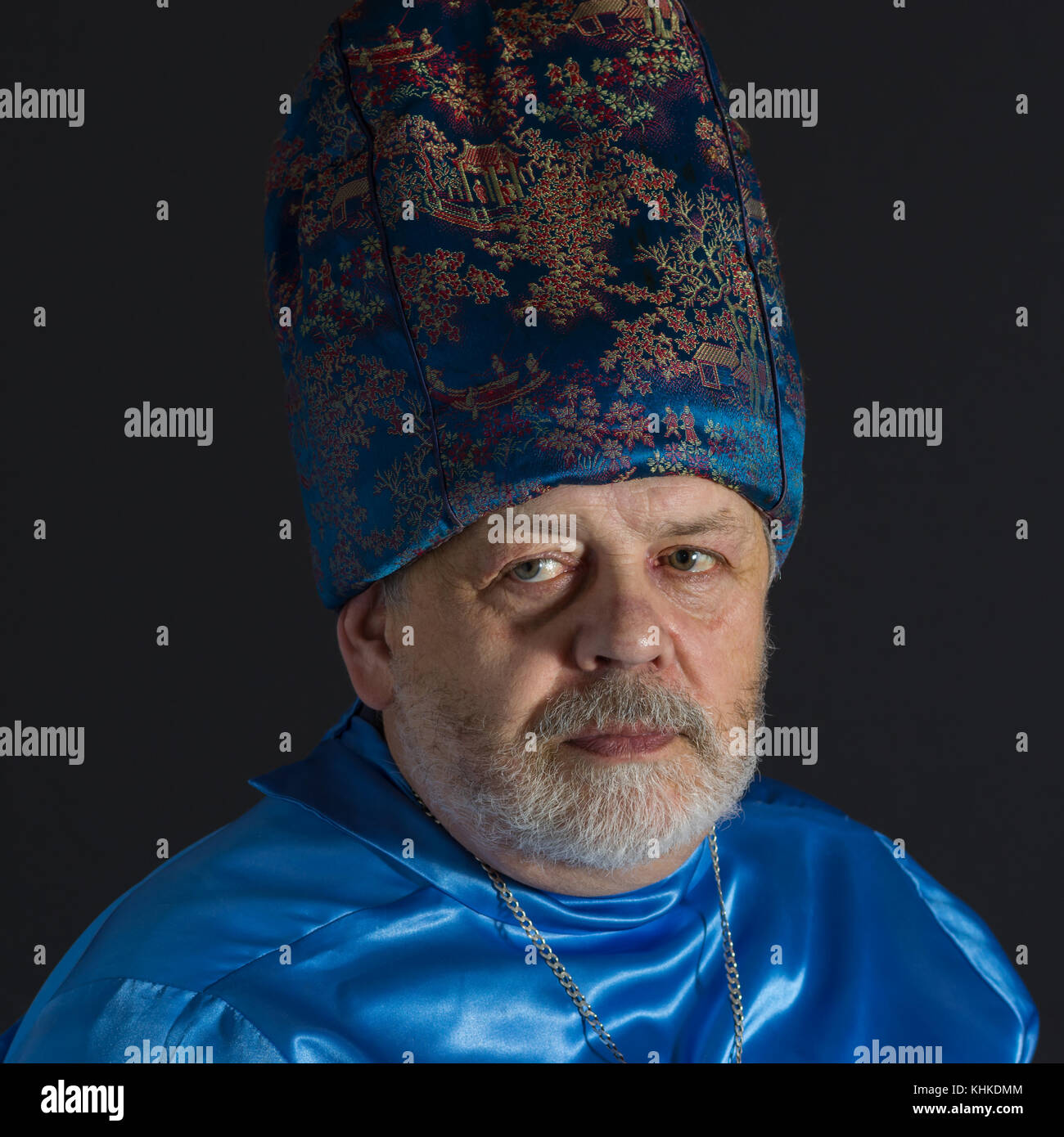 Bel ritratto del barbuto uomo senior in blu i vestiti orientali Foto Stock