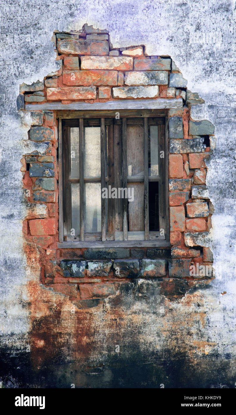 Vecchia finestra con telaio in legno e cemento che manca la visualizzazione di mattoni rossi Chengkan antica città, Cina Foto Stock