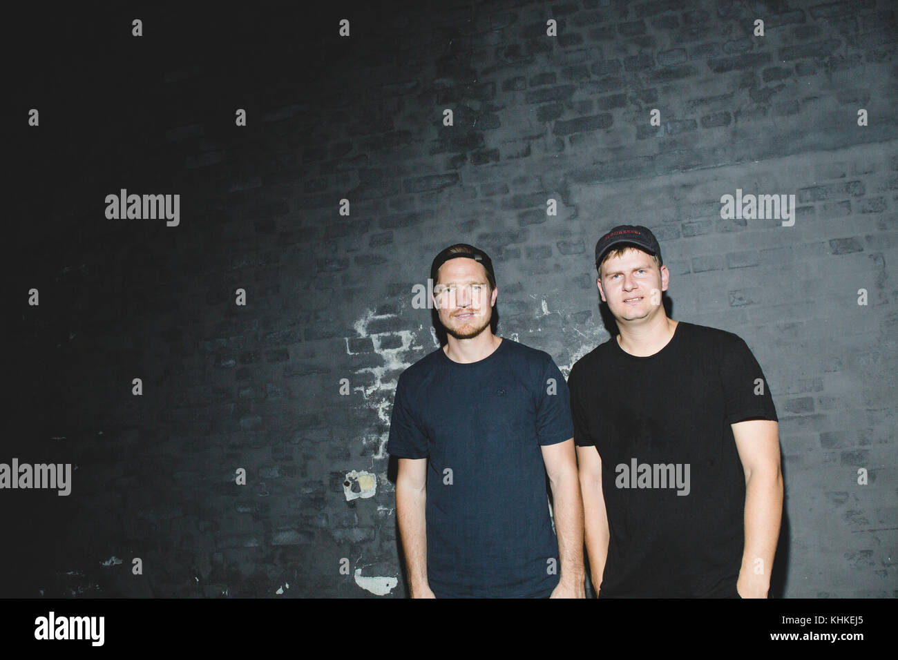 Il duo danese R&B Phlake è composto da Mads Bo Iversen (R) e Jonathan Elkær (L) che sono qui raffigurati prima di un concerto dal vivo al Festival danese New Note 2016 di Copenhagen. Danimarca, 07/08 2016. Foto Stock