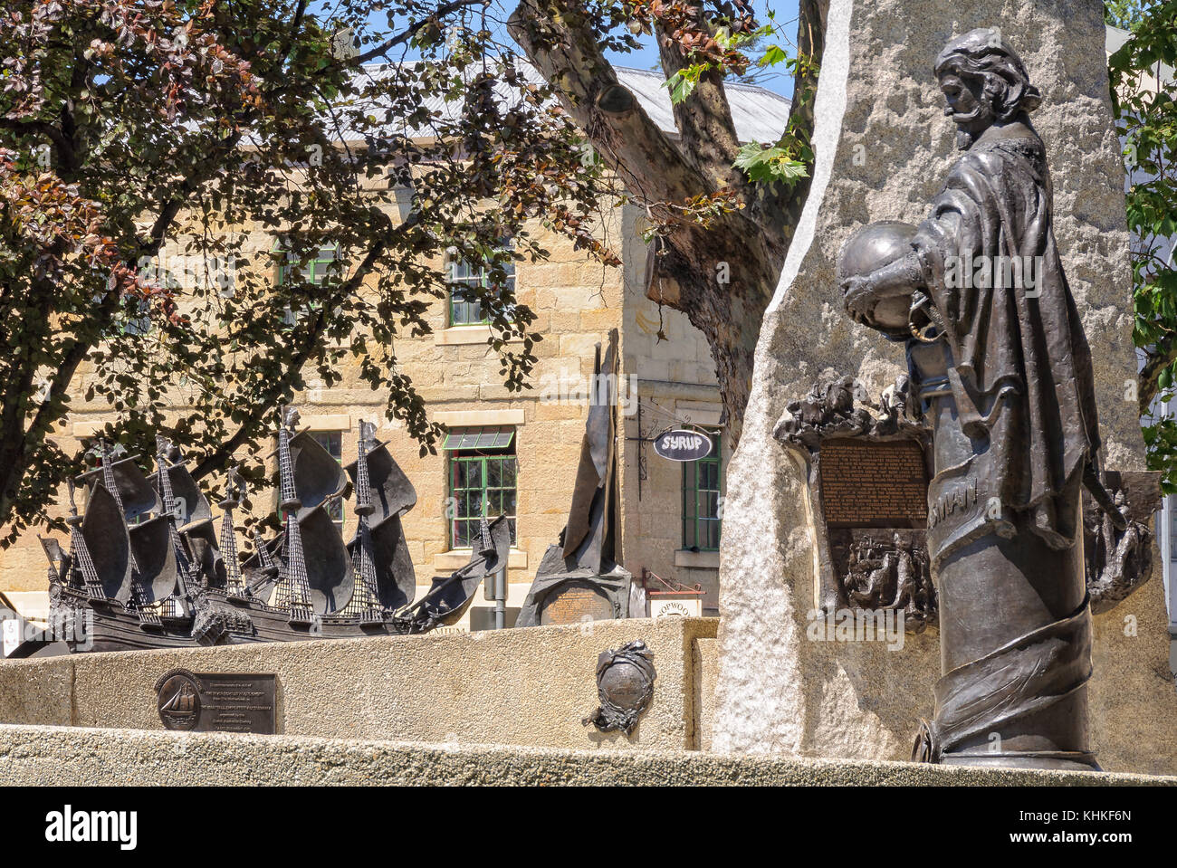 Il Tasman monumento con una statua di Abel Tasman a Salamanca Place - Hobart, Tasmania, Australia Foto Stock