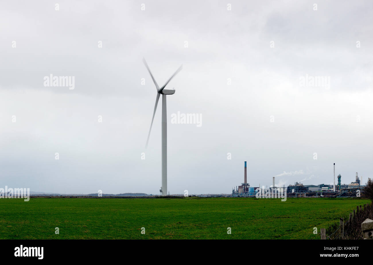 Una turbina eolica sola in un paesaggio industriale, Frodsham, Cheshire, Inghilterra, Regno Unito Foto Stock