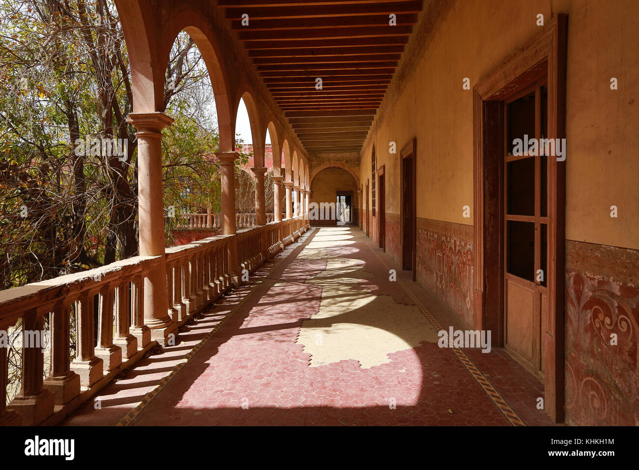 Archi e porte a abbandonato jaral de berrio hacienda messicana Foto Stock