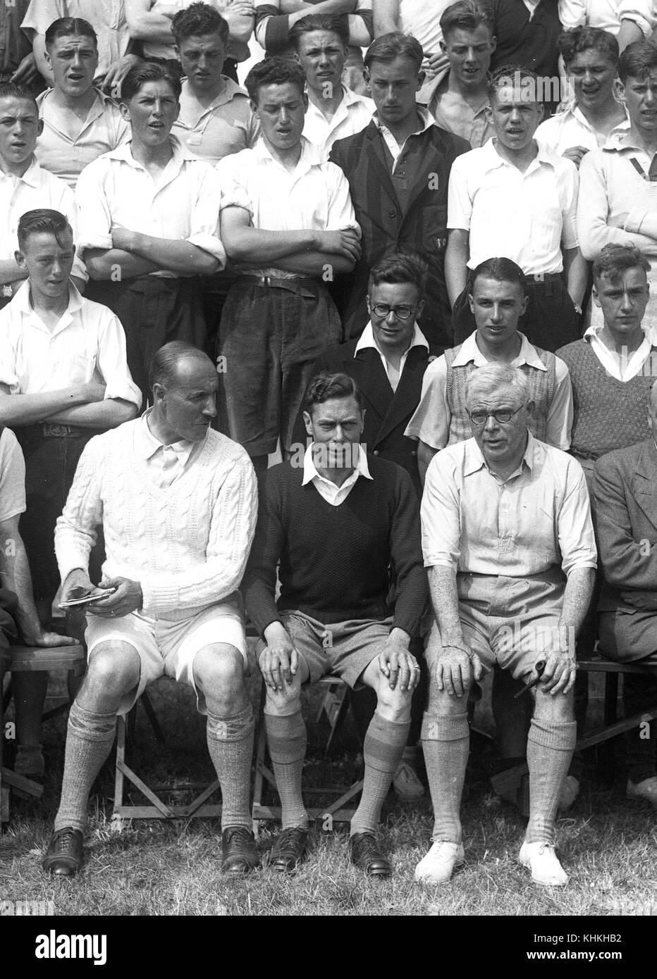 Re Giorgio vi indossa pantaloncini corti al campo estivo del Southwold Boys Club nel campo del Duca di York. 3 agosto 1937 con il capitano Patterson alla sinistra del re Foto Stock