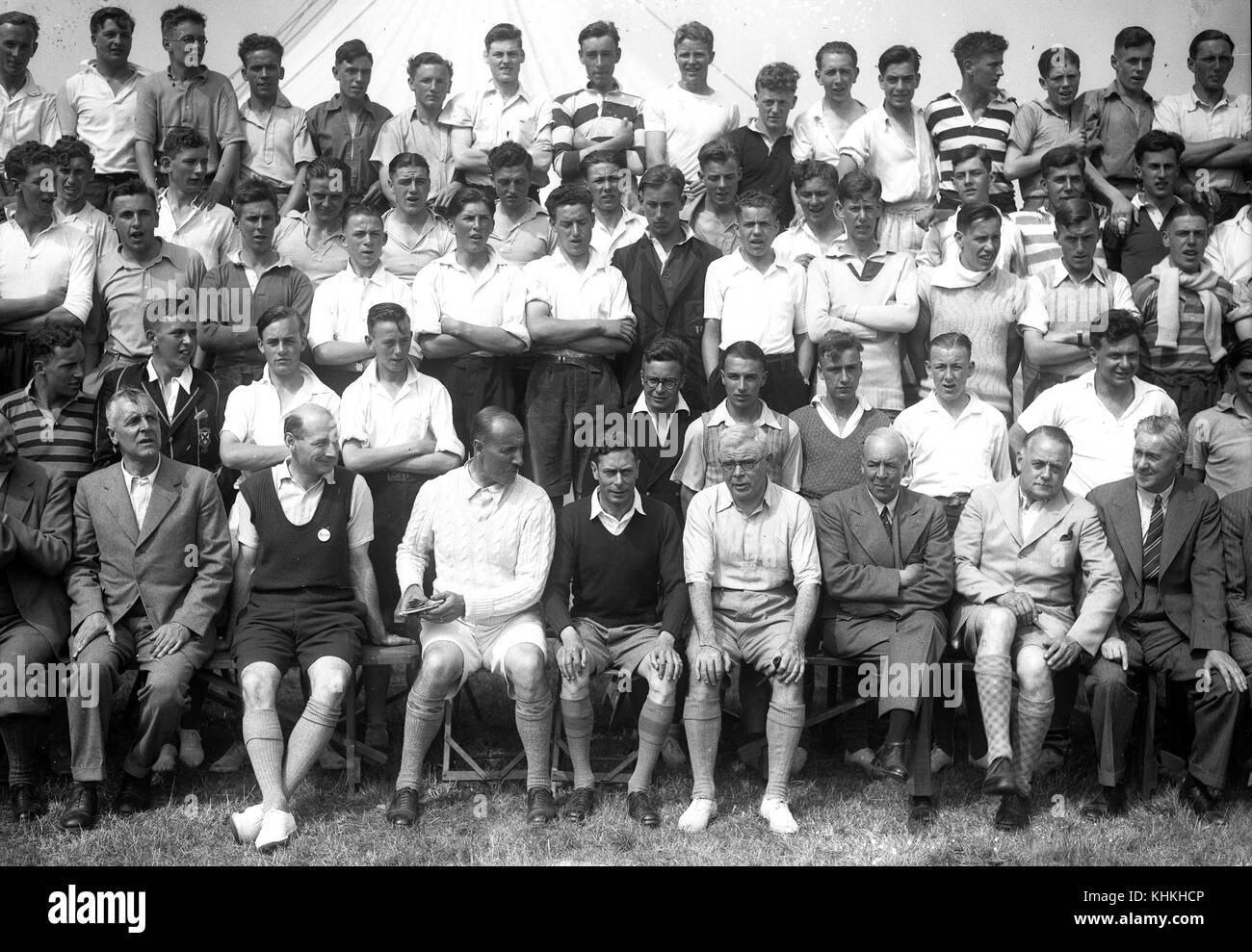 Re Giorgio vi indossa pantaloncini corti al campo estivo del Southwold Boys Club nel campo del Duca di York. 3 agosto 1937 con il capitano Patterson alla sinistra del re Foto Stock