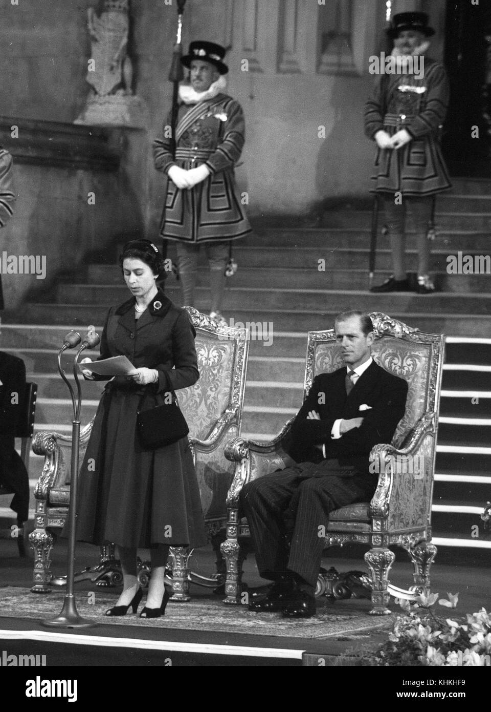 La regina Elisabetta II e il Principe Filippo in apertura della 46a Conferenza interparlamentare nella Westminster Hall di Londra il 12 settembre 1957 Foto Stock