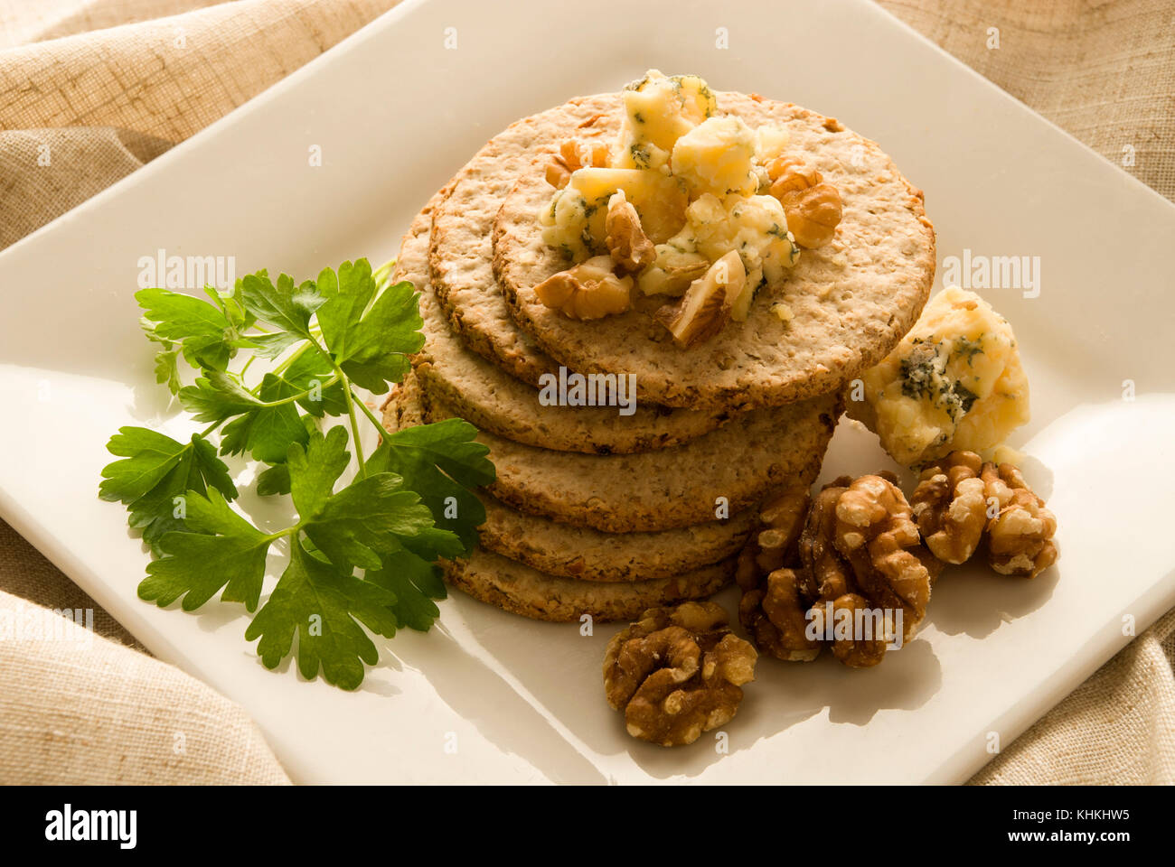 Biscotti di avena con il blu del formaggio Stilton e noci. Foto Stock