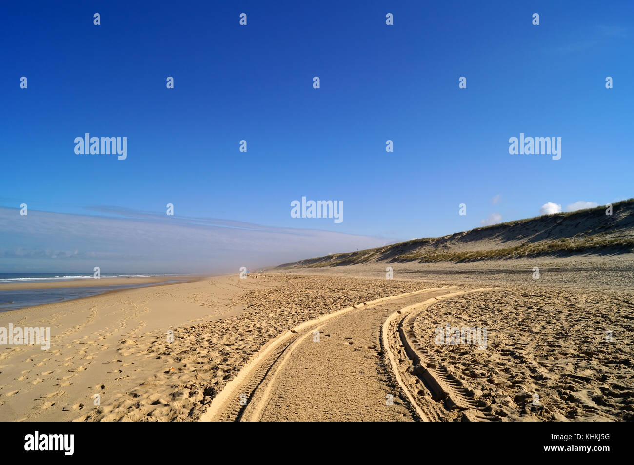 Le tracce del veicolo sulla sabbia in Lacanau Ocean Beach in Francia Foto Stock