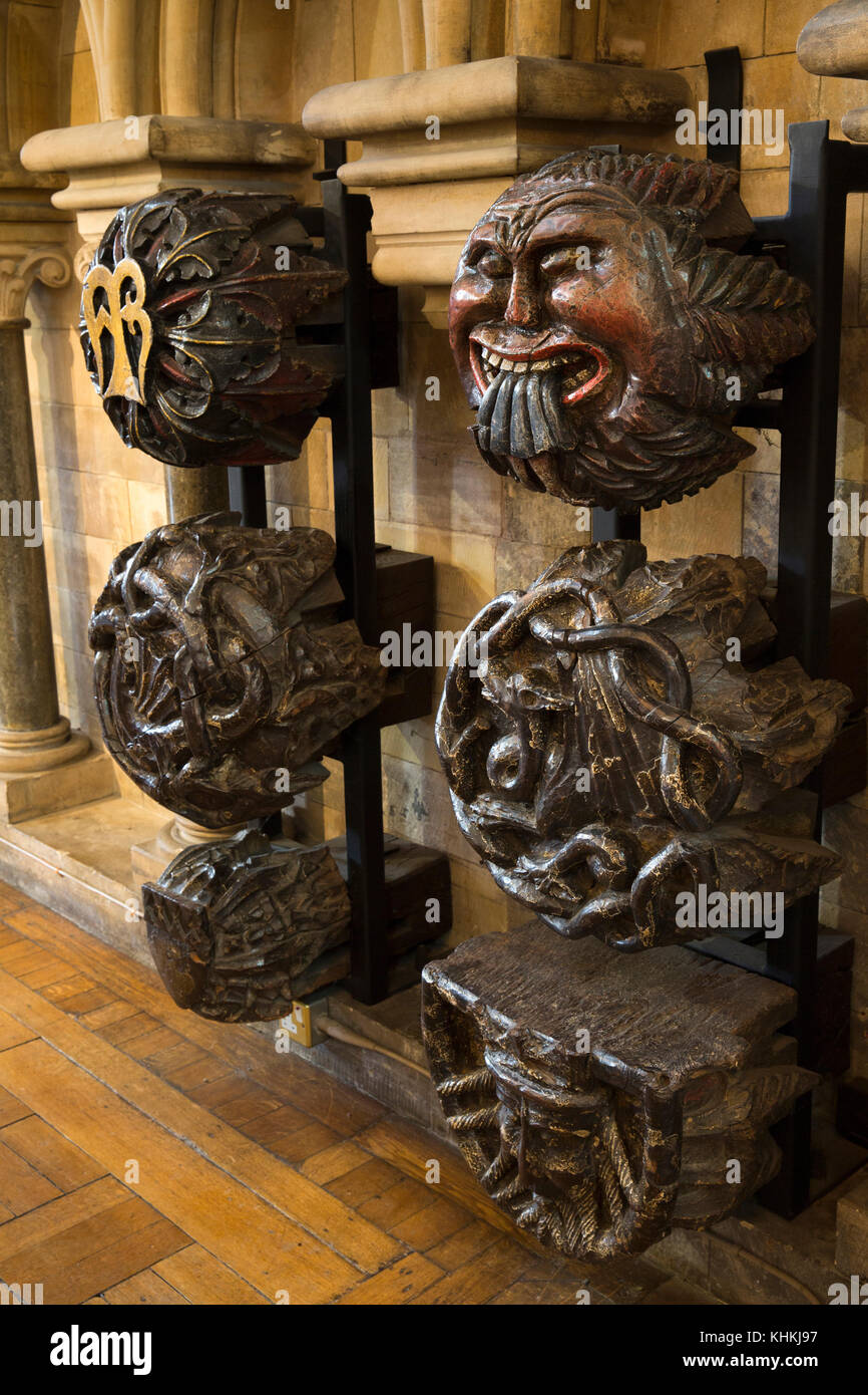 UK, Londra, Southwark Cathedral, 1469 in legno intagliato borchie del tetto sul display Foto Stock