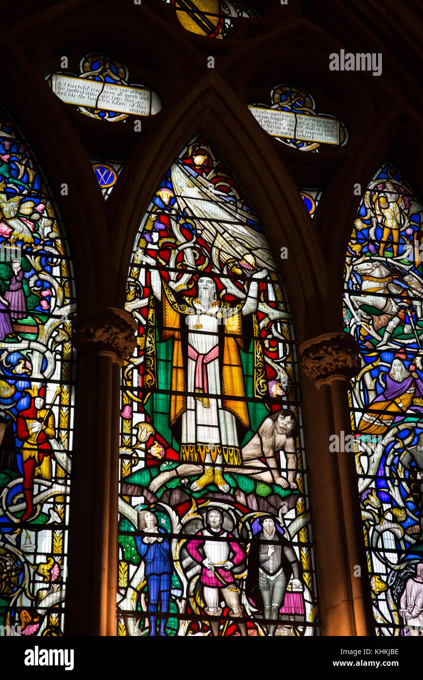 UK, Londra, Southwark Cathedral, William Shakespeare memorial vetrate di Christopher Webb raffigurante Shakespeare's caratteri Foto Stock