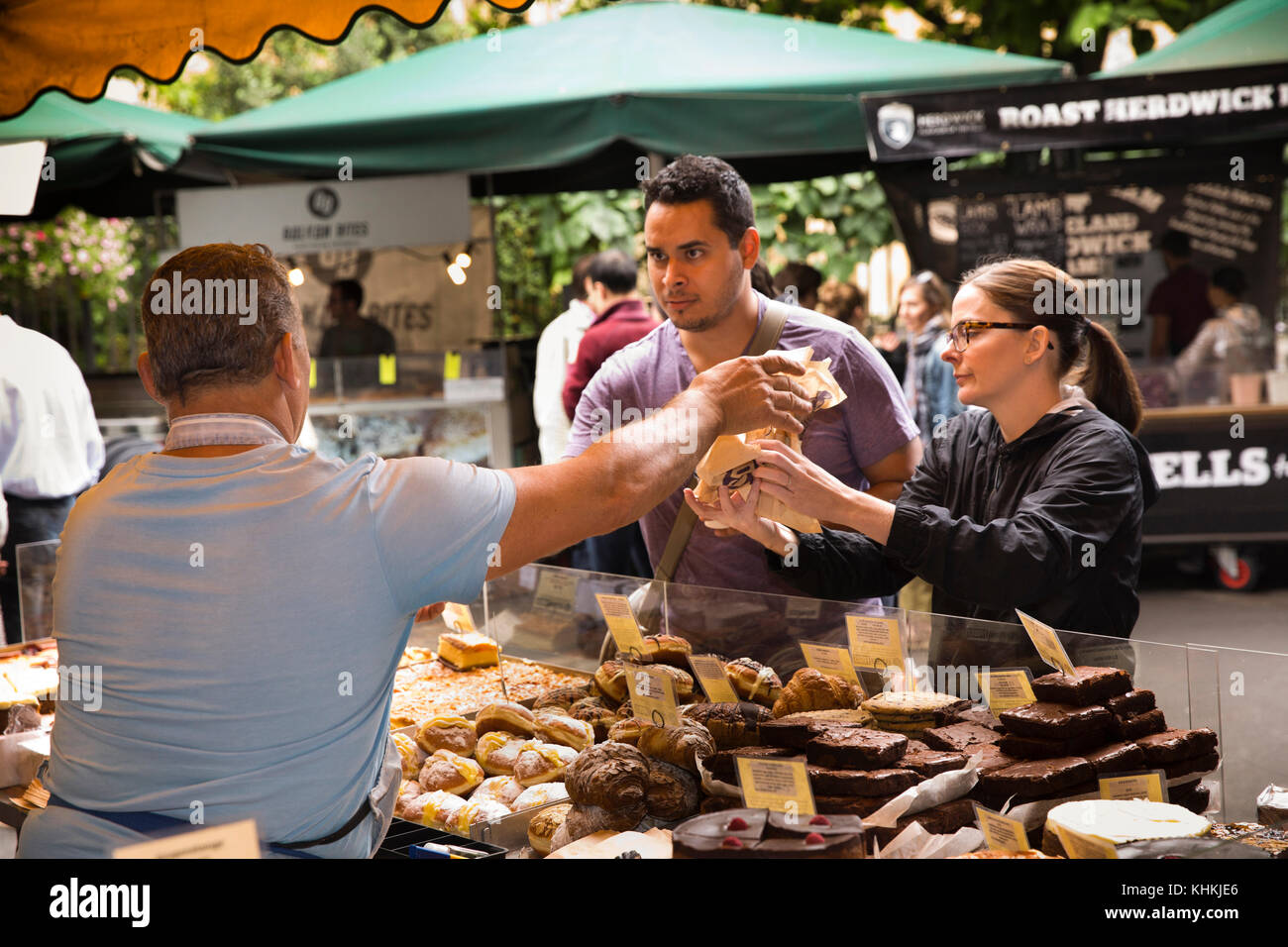 UK, Londra, Southwark, Borough Market, clienti serviti torta alla pressione di stallo Foto Stock