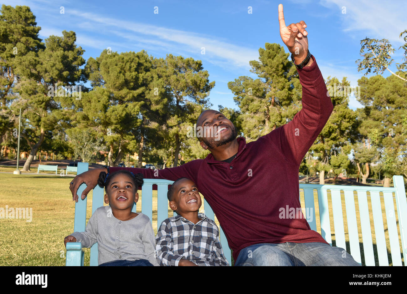 African American padre con il figlio e la figlia in un parco. Foto Stock