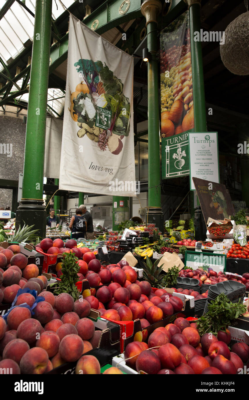 UK, Londra, Southwark, Borough Market, frutta fresca in stallo Foto Stock