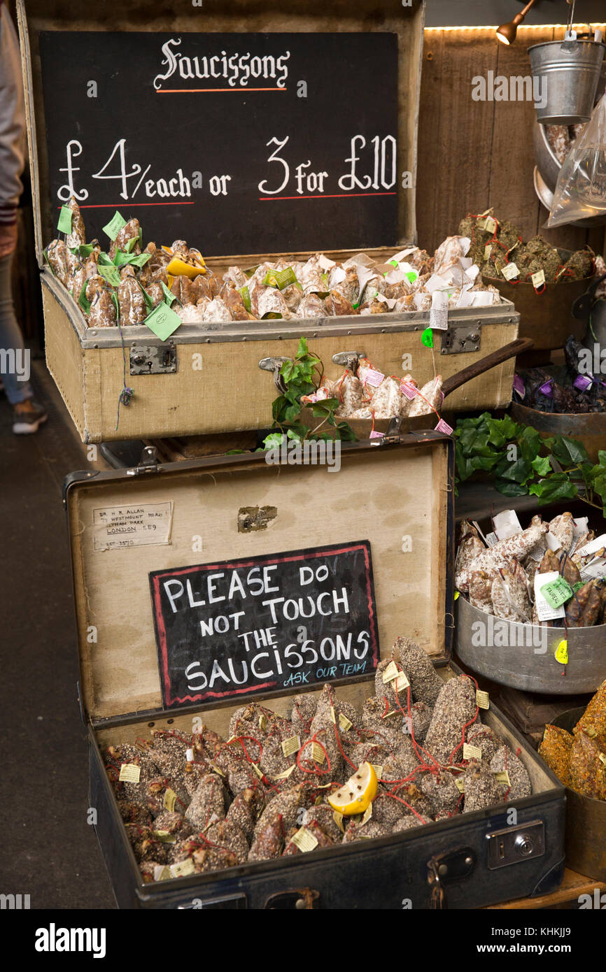 UK, Londra, Southwark, Borough Market, tre corone Square, Francese salsiccia stallo, display di salsiccia Foto Stock