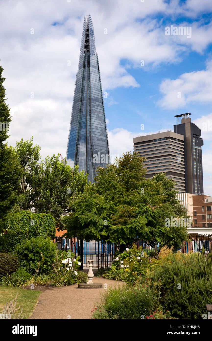 UK, Londra, Southwark, Redcross via, Shard, London's edificio più alto da Croce Rossa Garden Foto Stock